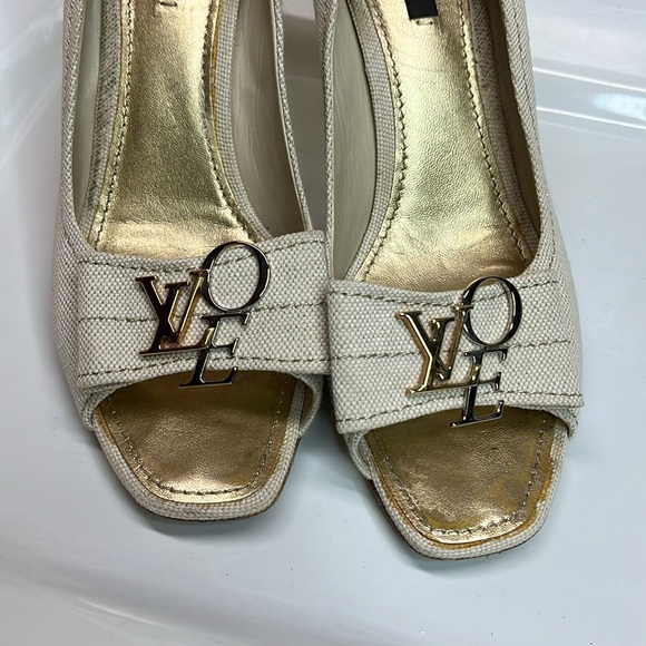 LOUIS VUITTON LOVE PLATE PEEPTOE PUMPS - Picture 2 of 15